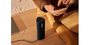 Sort Sonos Roam SL stående på tregulv
