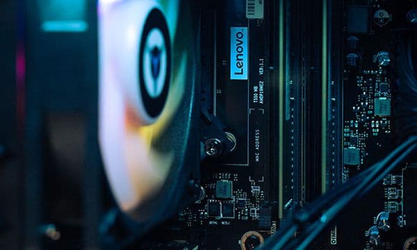 Nærbilde av komponentene til en Lenovo Legion T5 Glass Edition