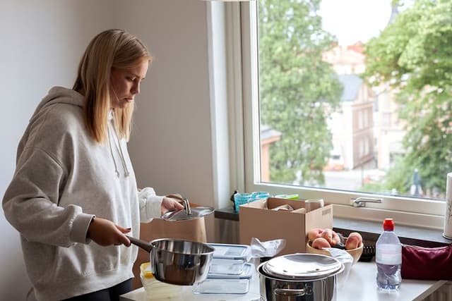 Nainen laittaa ruokaa