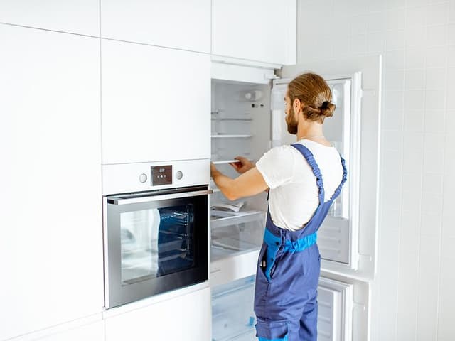 MDA-Fridges-Installera kyl-Man installerar en integrerad kyl