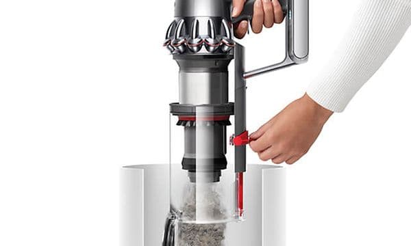 Illustrasjon av en hånd som heller ut smuss pa en Dyson V10 Motorhead-støvsuger ved hjelp av "Point and shoot"-mekanismen
