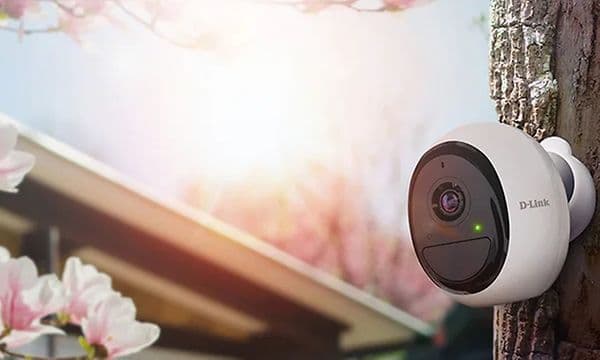 Sikkerhetskamera montert på et tre