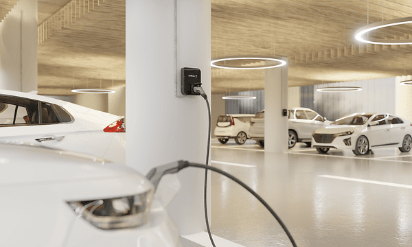 Sähköauto latautumassa parkkihallissa