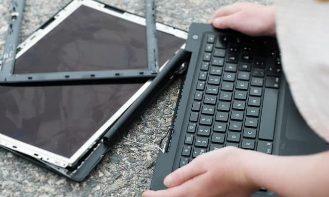 PC med ødelagt skjerm på bakken