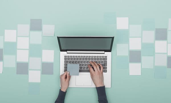 Laptop framför en ljusblå bakgrund