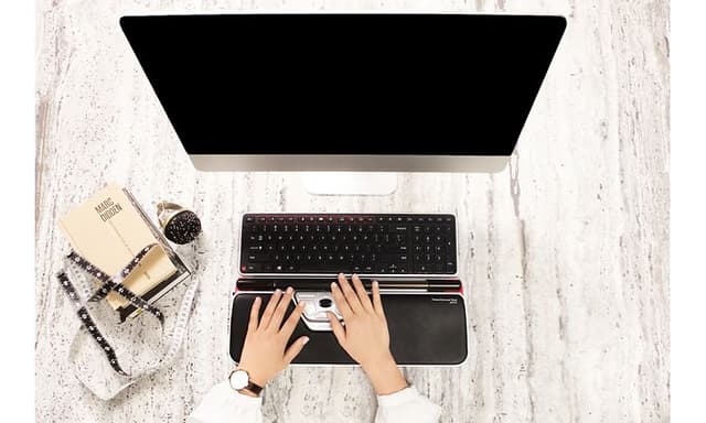 Person der benytter et Contour tastatur og RollerMouse Red