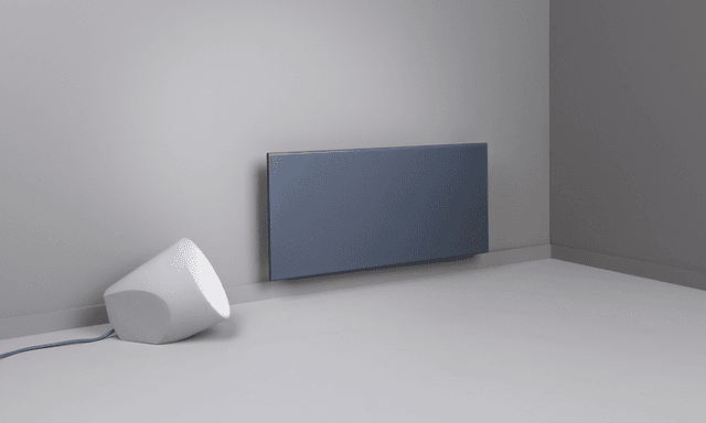 Sort smart radiator på væg