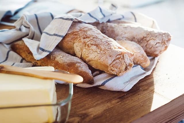 Vastaleivottua leipää pöydällä