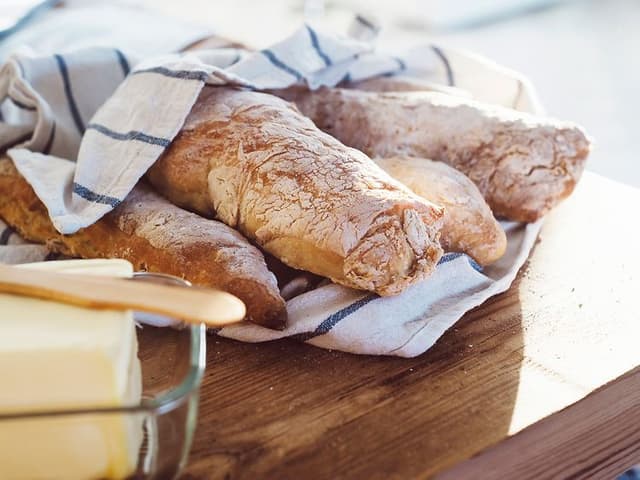 Vastaleivottua leipää pöydällä