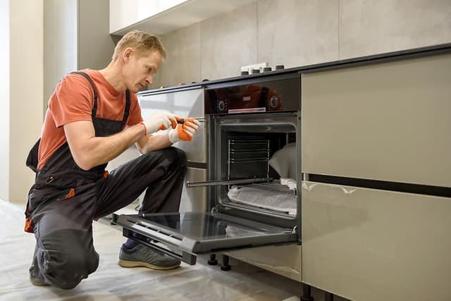 MDA-Ovens-Man som installerar en ugn