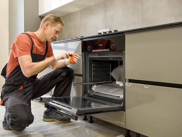 MDA-Ovens-Man som installerar en ugn