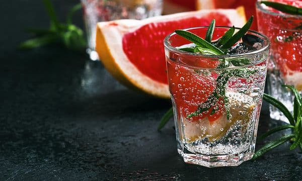 Glass med kullsyreholdig vann og jordbær