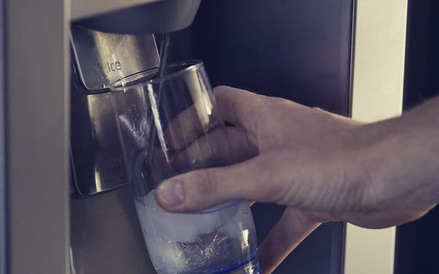 Kjoleskap Med Vanndispenser Med Vanntilkobling