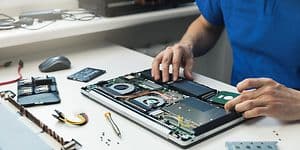 Computing - en mand, der erstatter en SSD på en bærbar computer