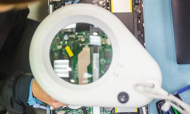 Computing - en person, der reparerer en bærbar computer