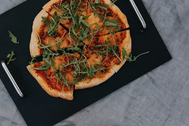 Pizza på ett bord.
