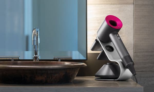Dyson Supersonic hårføner ved siden av en baderomsvask