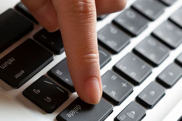 Sormi painaa delete-nappia näppäimistöllä