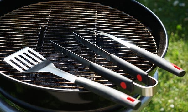 Grillredskap på ett grillgaller