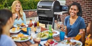 Weber-pellettigrilli ja ruokaileva seurue