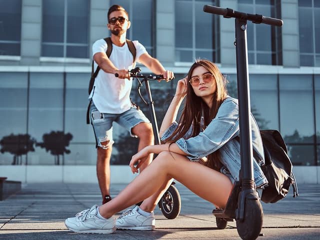 Wearables - Tjej sitter på elsparkcykel