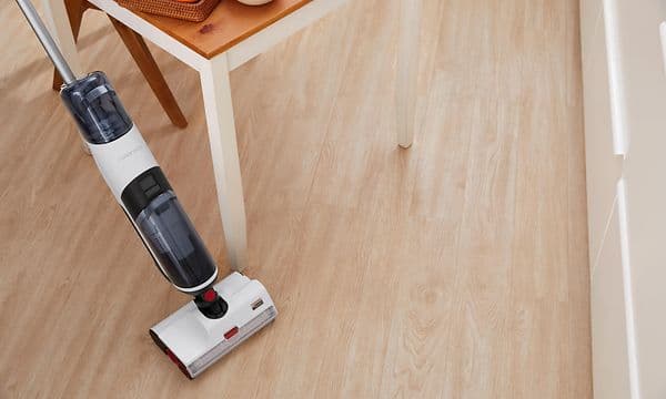 Roborock Dyad skaftdammsugare rengör ett trägolv