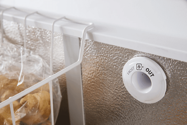 Frost out-knap på en Whirlpool-fryser