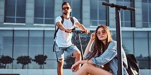 Wearables - pige sidder på en el-scooter