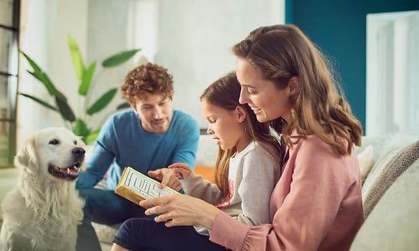 Perhe viettää aikaa yhdessä koiransa kanssa