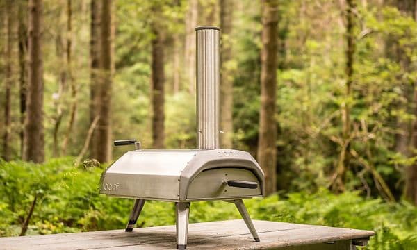 Pizzaovn på et bord ute i naturen