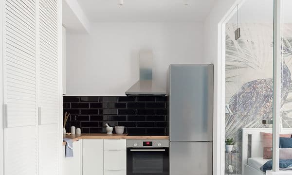 MDA-Fridges-Litet kök med kombikylskåp i rostfritt stål