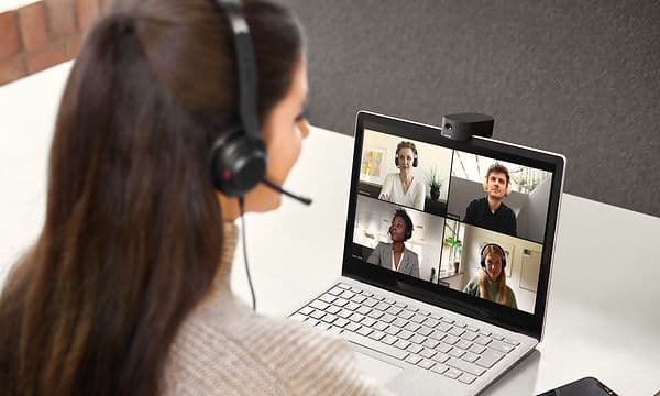 Kvinne med PanaCast 20 på laptop