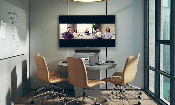 PanaCast 50 under skjerm i møterom