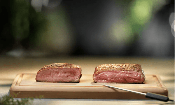 MDA-Ovens-Kött på en skärbräda med en digital termometer