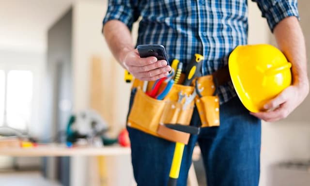 storyblocks-close-up-of-construction-worker-with-mobile-phone_Sb7-mCw5z