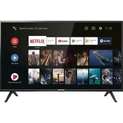 TV-apparat från TCL på stativ. På skärmen syns olika appar som netflix och youtube och bilder från olika filmer. 