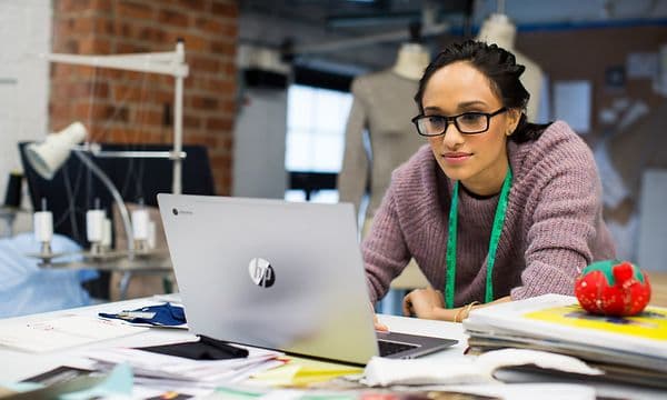 Kvinnelig motedesigner jobber på en HP Chromebook