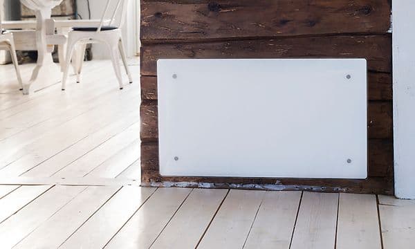 Hvid radiator på en trævæg