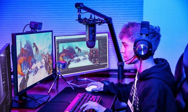 gamer med full-streaming-setup
