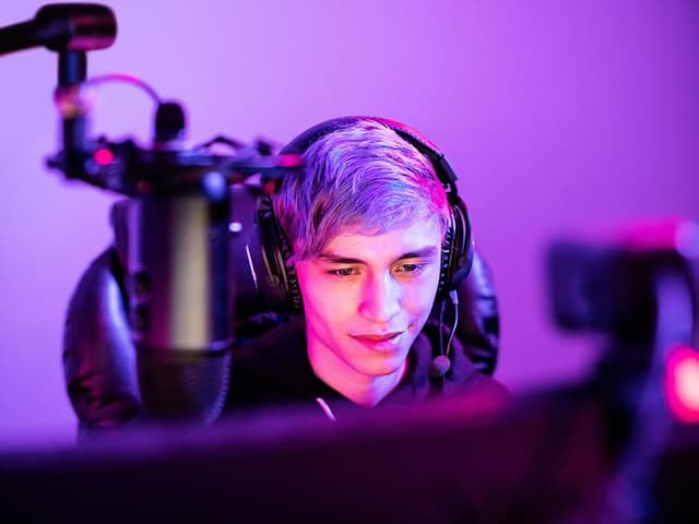gamer foran skjerm