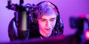 gamer foran skjerm
