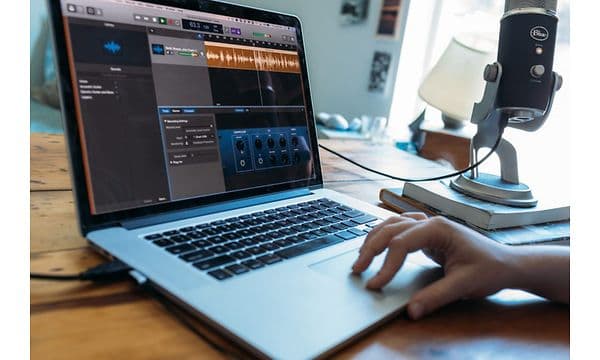 person jobber i GarageBand på en MacBook Pro