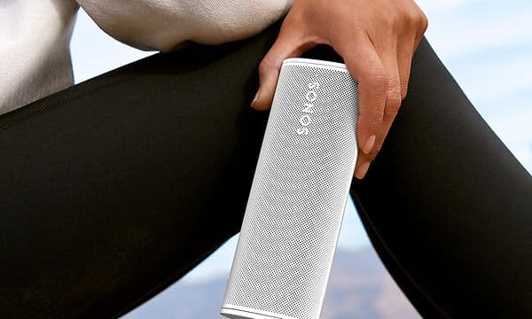 Sonos Roam på kne