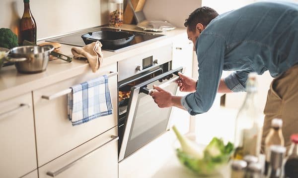 MDA-Ovens-Man öppnar en integrerad ugn