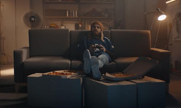 En man spelar videospel i ett garage
