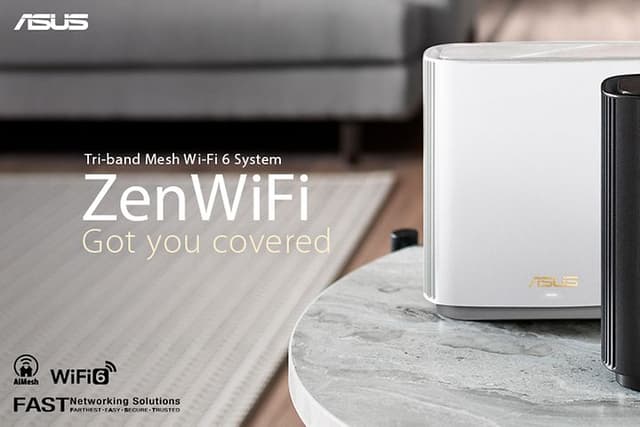 ZenWiFi Got you covered - en sort og en hvid ZenWiFi mesh-router står på et lille bord