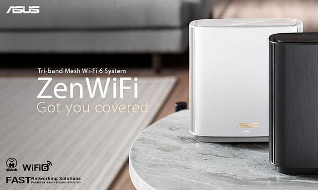 ZenWiFi Got you covered - en sort og en hvid ZenWiFi mesh-router står på et lille bord