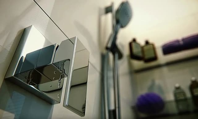 Lähikuva vuotavasta suihkupäästä ja hanasta
