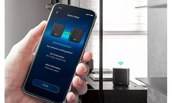 En hånd som holder en smarttelefon og setter opp et Mesh-nettverk