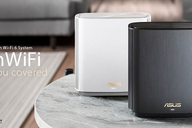 Musta ja valkoinen ZenWiFi mesh-yksiköt pöydällä. 